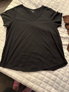 torrid Black V-Neck Short Sleeve Tee